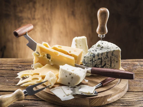 Tahtadaki Peynirlerin Çeşitliliği — Stok fotoğraf