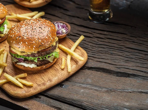 Hamburger Frytki Drewnianej Tacy — Zdjęcie stockowe