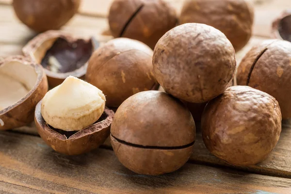 Macadamia Noten Bush Noten Houten Tafel — Gratis stockfoto