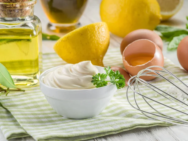 Natürliche Mayonnaise Zutaten Und Die Sauce Selbst — Stockfoto