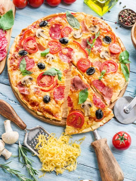 Pizza Con Champiñones Salami Tomates Vista Superior — Foto de Stock