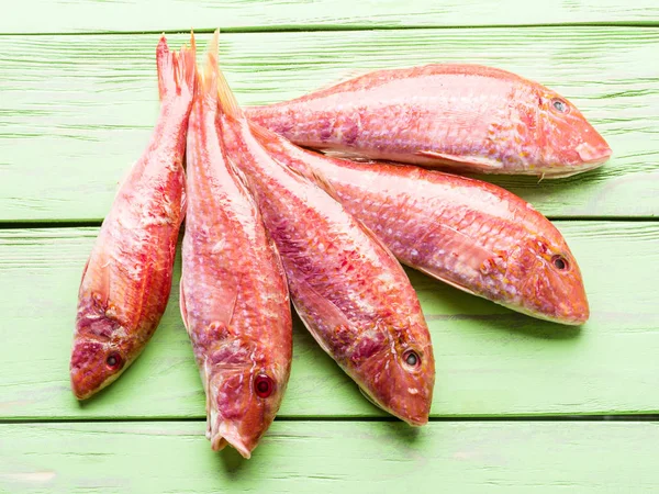 Salmonetes Rojos Tablero Madera —  Fotos de Stock