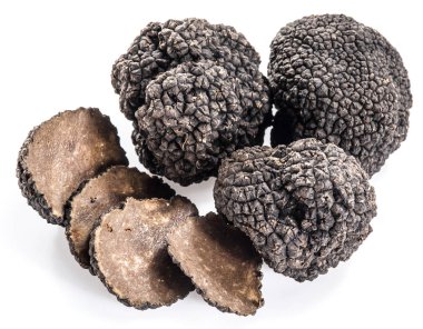 Beyaz arka planda siyah trüf mantarları izole edildi.