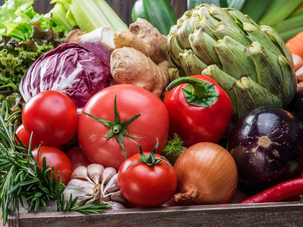 Verduras Multi Coloridas Frescas Caixa Madeira Vista Superior — Fotografia de Stock