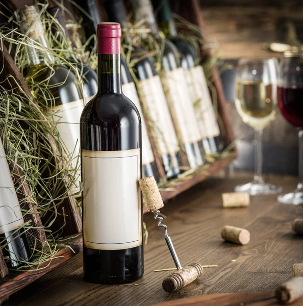 Ahşap raf şarap şişeleri.