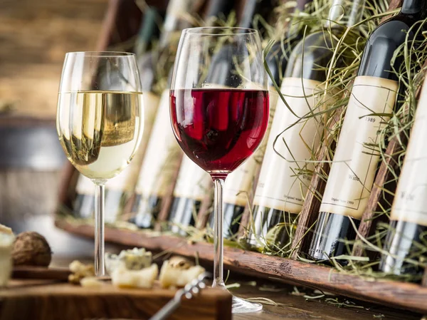 Şarap ve Peynir tabağı bardak. Şarap test.