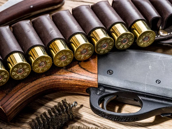 狩猎设备 泵霰弹 规墨盒和狩猎刀木制的桌子上 — 图库照片