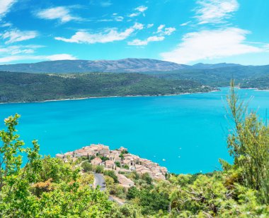 Dikkat çekici görünümü, göl, Sainte-Croix-du-Verdon. Fransa. 2017.07.30.