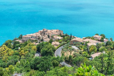 Dikkat çekici görünümü, göl, Sainte-Croix-du-Verdon. Fransa. 2017.07.30.