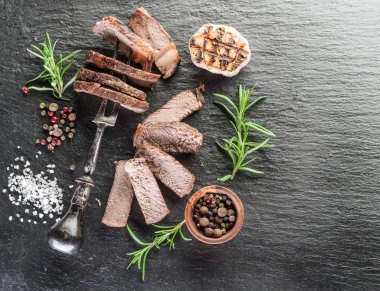 Grafit gemide baharat ile antrikot biftek.