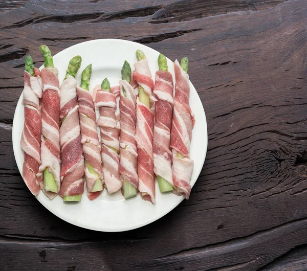 Germogli Asparagi Verdi Avvolti Nel Prosciutto Sul Tavolo Legno Vista — Foto stock gratuita