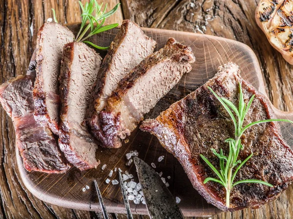 Ribeye Steak Kořením Dřevěném Podnosu — Stock fotografie