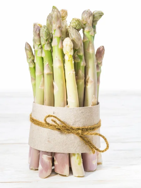 Bundels Van Groene Witte Asperges Een Houten Bord Biologisch Voedsel — Stockfoto