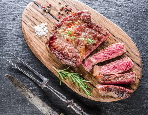 Middellange Ribeye Steak Met Specerijen Houten Lade — Stockfoto