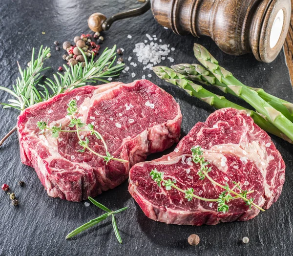 Rib Eye Steak Fűszerek Fekete Háttér — Stock Fotó