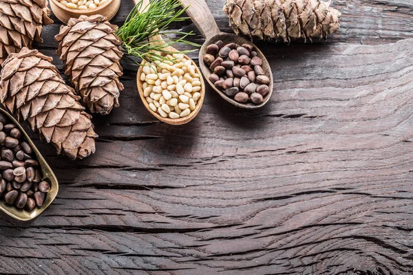 Pinienkerne Den Löffeln Und Pinienkerne Auf Dem Holztisch Bio Lebensmittel — Stockfoto