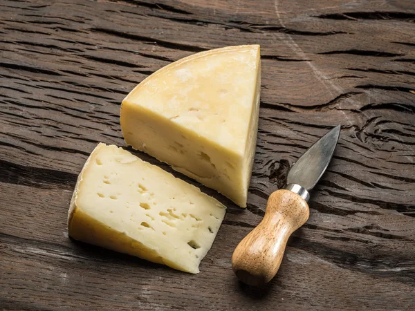 Stücke Hausgemachten Käses Auf Dem Hölzernen Hintergrund — Stockfoto