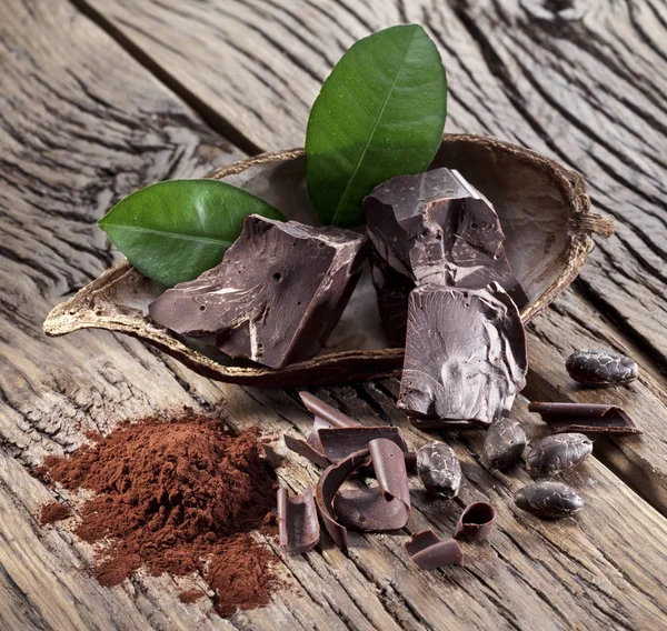 Ahşap Masa Üzerine Çikolata Kakao Bean — Stok fotoğraf
