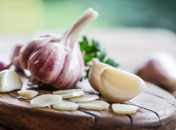 Garlic Bulb Garlic Cloves Wooden Table Garden — Stock Photo, Image