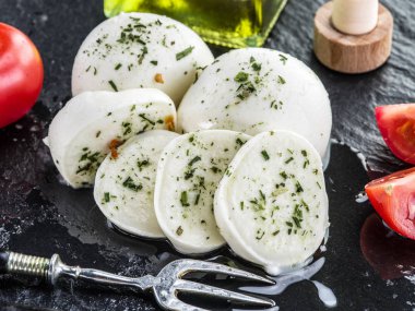 Mozzarella ve domates. Koyu gri arka plan.