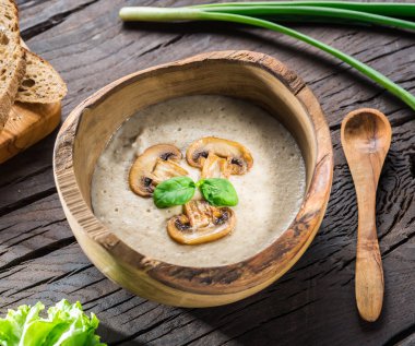 Ahşap masa üzerinde mantar krem çorbası. Üstten Görünüm.