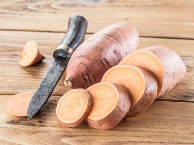 Tahta masadaki tatlı patatesler.