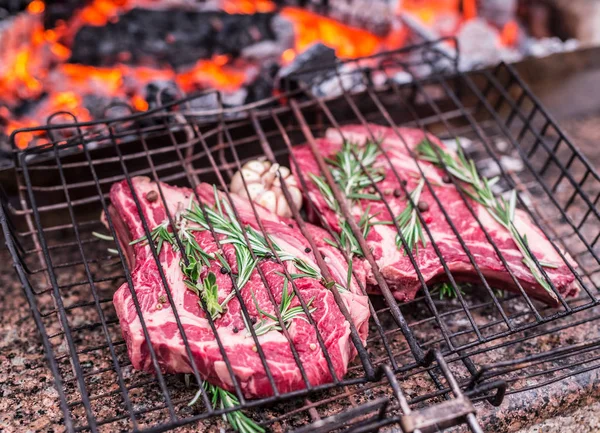 Filetes Costilla Parrilla Con Fuego Ardiente Detrás Ellos — Foto de Stock