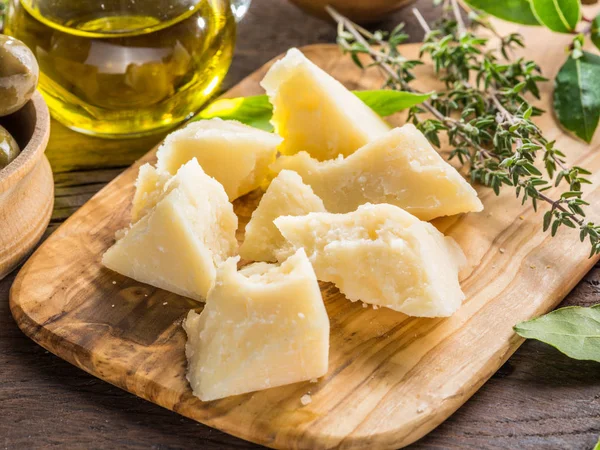 Queso Parmesano Sobre Tabla Cortar Madera Fondo Alimentario —  Fotos de Stock