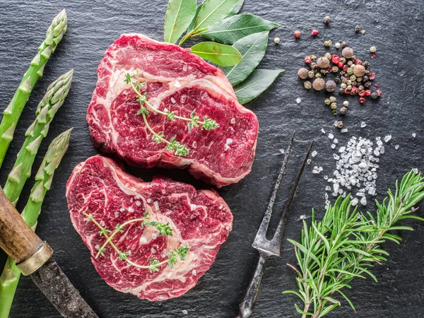 Ruwe Ribeye Steak Biefstuk Grafiet Dienblad Met Kruiden Bovenaanzicht — Stockfoto