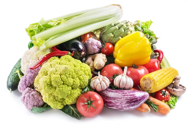 白地にカラフルな野菜のグループ クローズ アップ — ストック写真