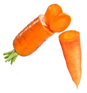 Beyaz zeminde izole edilmiş taze organik havuç.