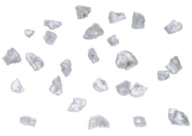 Tuz kristallerinin beyaz arka plan üzerinde izole. Dosyada, kırpma yolu her öğe için.