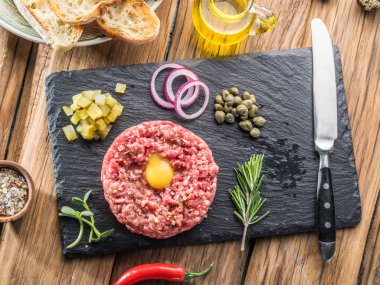 Steak tartare çiğ Bıldırcın yumurta sarısı ve diğer tartare madde ile görev yaptı. Üstten Görünüm.