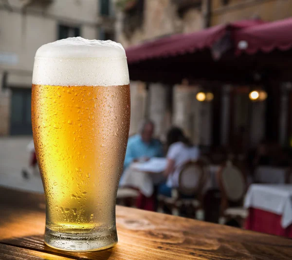 Sticlă Bere Ușoară Tejgheaua Bar Din Cafeneaua Aer Liber — Fotografie, imagine de stoc