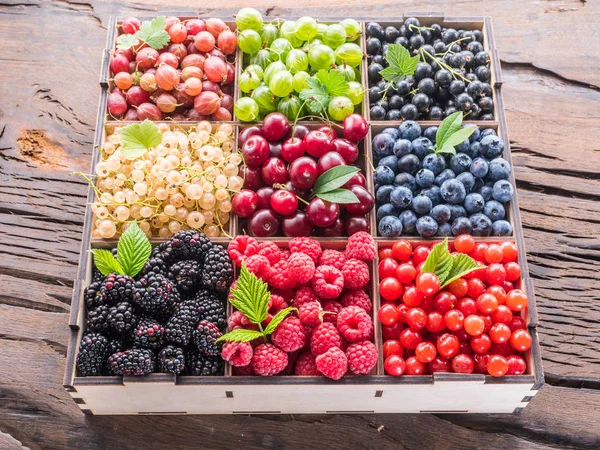 Bunte Beeren Holzkisten Auf Dem Tisch Ansicht Von Oben — Stockfoto