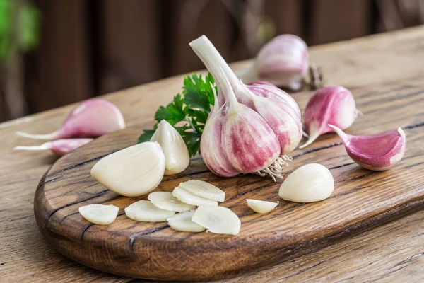 Knoblauchknolle Und Knoblauchzehen Auf Dem Holztisch Garten — Stockfoto