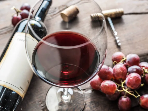 Şarap Cam Şişe Şarap Üzüm Ahşap Arka Plan Üzerinde Şarap — Stok fotoğraf