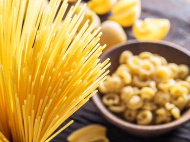 Ahşap masa türlerinde farklı makarna. Üstten Görünüm.