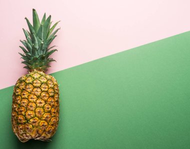 Ananas meyve renkli kağıt arka plan üzerinde izole.