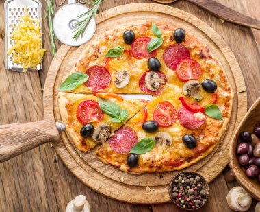 Mantarlı pizza, salam ve domates. Üst görünüm.