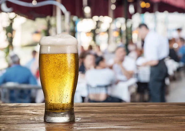 Frostiges Glas Leichtes Bier Auf Der Theke Open Air Café — Stockfoto