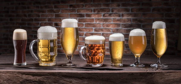 Diferentes Vasos Cerveza Mesa Madera — Foto de Stock