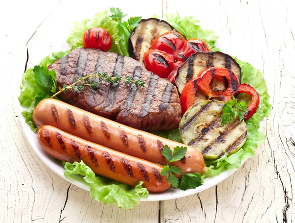 Carne Alla Griglia Verdure Foglie Verdi Piatto Bianco Sul Tavolo — Foto Stock