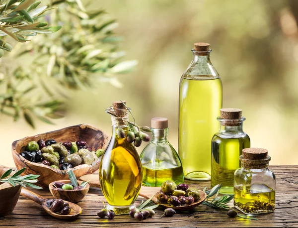 Olijfolie Bessen Zijn Houten Tafel Onder Olijfboom — Stockfoto