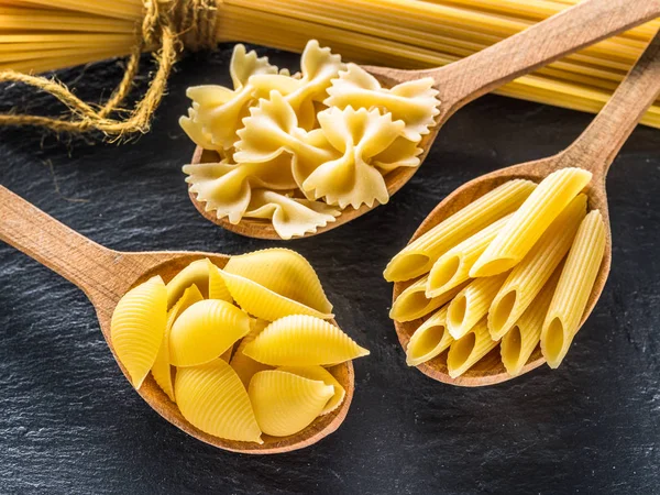 Diversi Tipi Pasta Cucchiai Legno Sul Tavolo Vista Dall Alto — Foto Stock