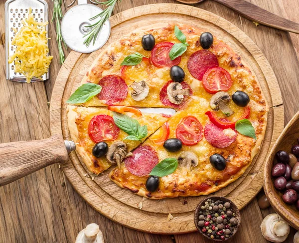 Pizza Med Svamp Salami Och Tomater Ovanifrån — Stockfoto