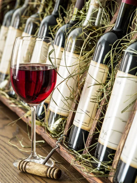 Glas Rotwein Und Weinflaschen Auf Dem Hintergrund — Stockfoto