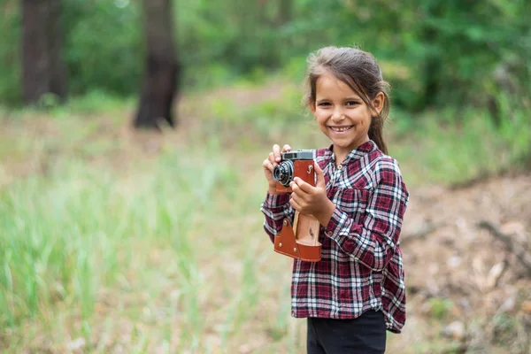 Kleines Mädchen Mit Kamera Fotografiert Die Natur Junger Fotograf — Stockfoto