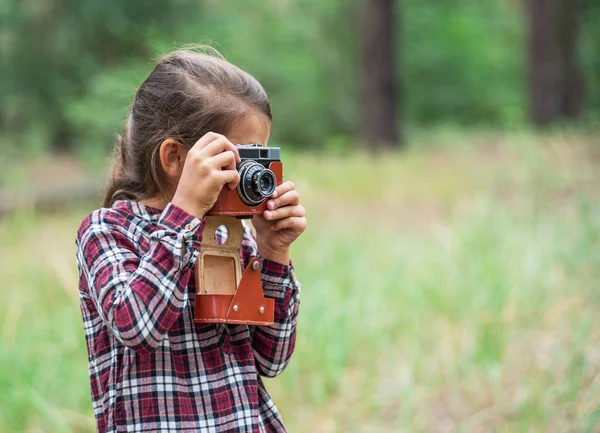 Kleines Mädchen Mit Kamera Fotografiert Die Natur Junger Fotograf — Stockfoto