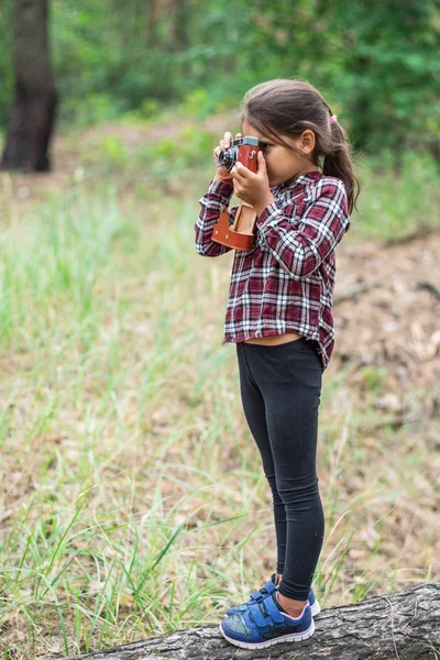 Kis Lány Kamera Vesz Képeket Természet Fiatal Fotós — Stock Fotó